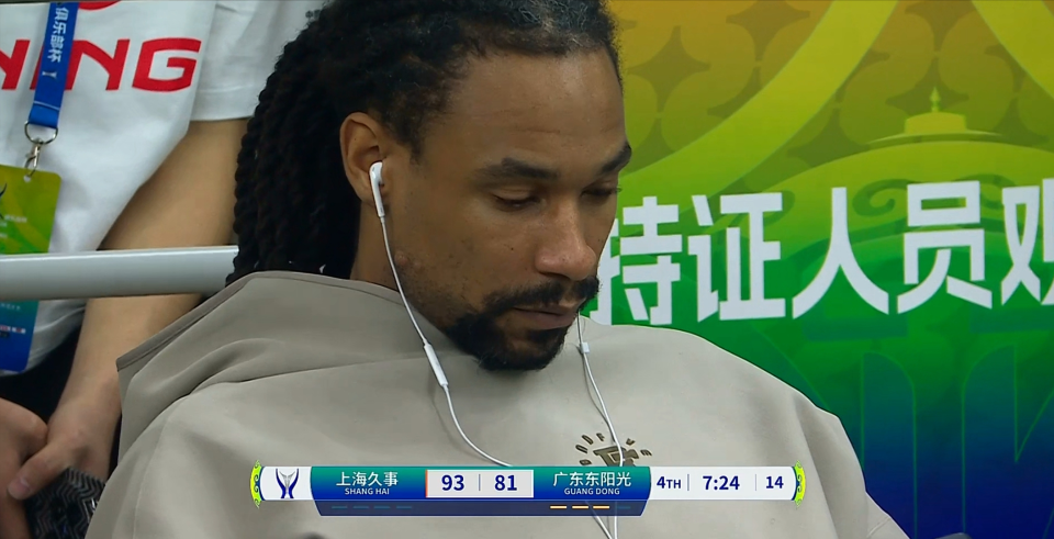 开云官方-已打完广东最后一场？球队落后，玩手机漠不关心，解说员：不应该